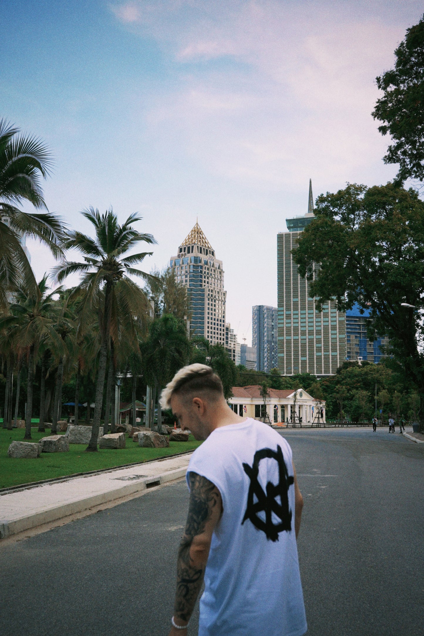STVW LOGO TEE WHITE